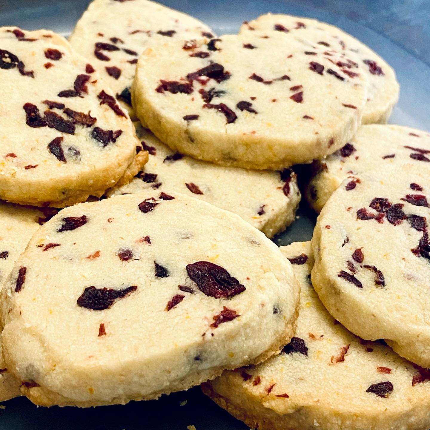 Slice-and-bake orange cranberry short bread cookies will be a breeze in the kitchen and a big hit at the get-together! These cookies whip up nicely, need a short chill-period, and present a buttery-fruity delicious treat to serve during the holidays. Everyone will be asking for this recipe!

https://sweeteatsbysam.com/2023/12/10/slice-and-bake-cranberry-orange-shortbread-cookies/

#cookies #baking #igbaker #foodblog #recipes #christmas #christmasflavors #cranberryorange #orangecranberry #shortbread #shortbreadcookies #cranberry #orange #bakedgoods #yum #followforyum